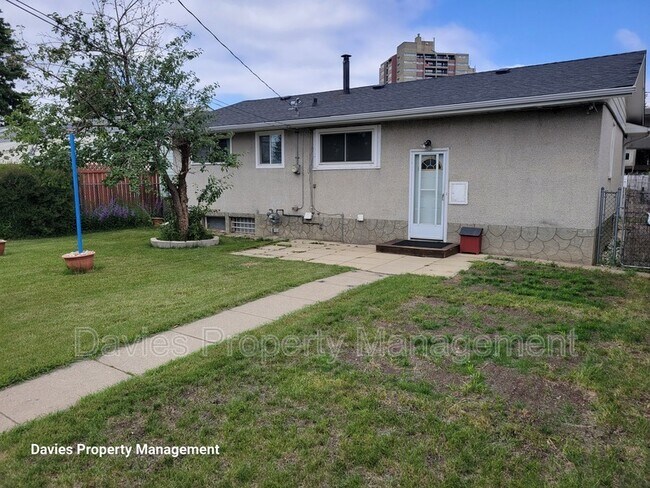 Photo du bâtiment - 16415-16487 87 Ave NW