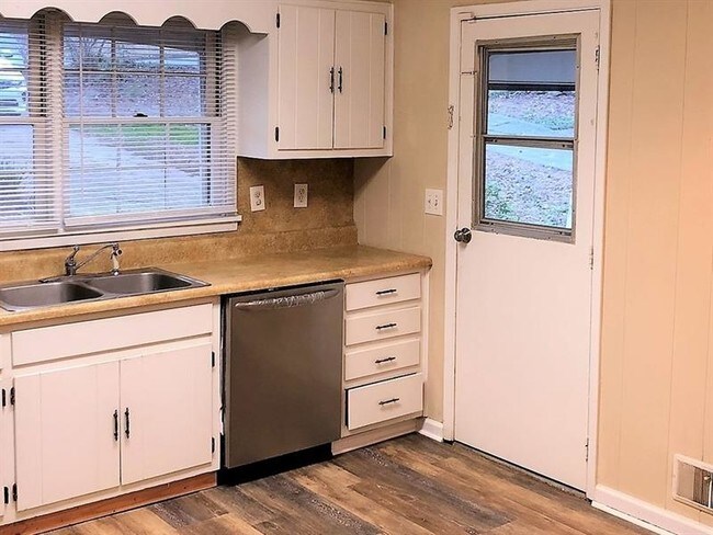 Building Photo - 121 Azalea Dr