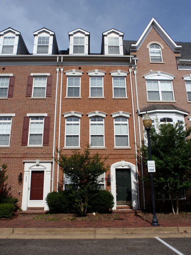 Primary Photo - Spacious 3 bed 2.5 Bath Brick Townhouse in...