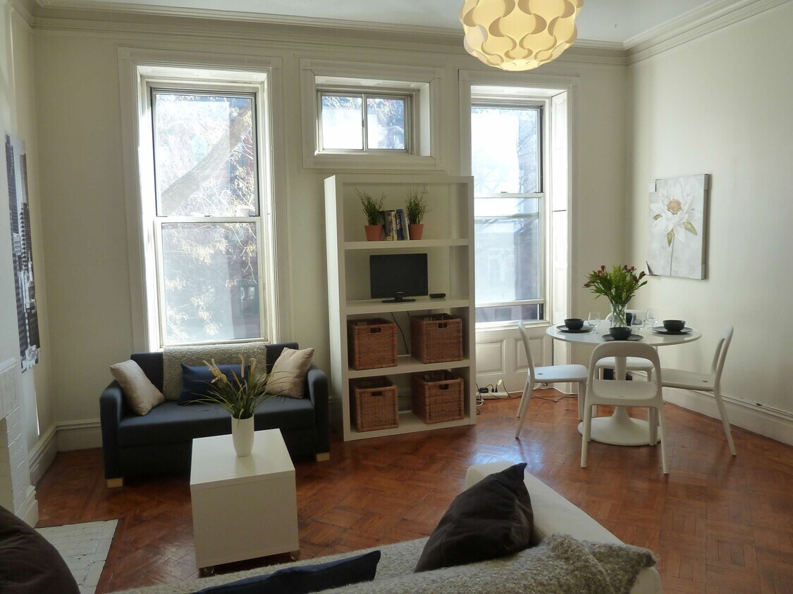 living/dining room - 133 Manhattan Ave