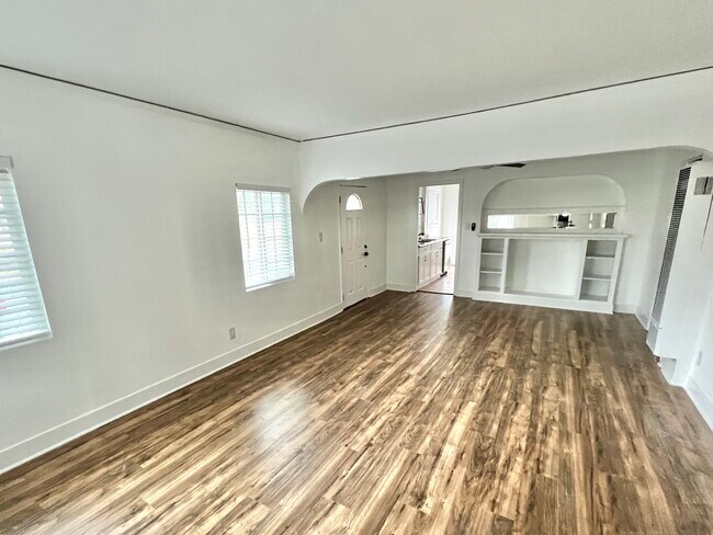 Building Photo - 1147 S Eucalyptus Ave