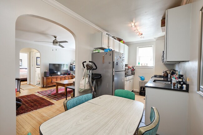 Foto del edificio - 3925 Davis Pl NW