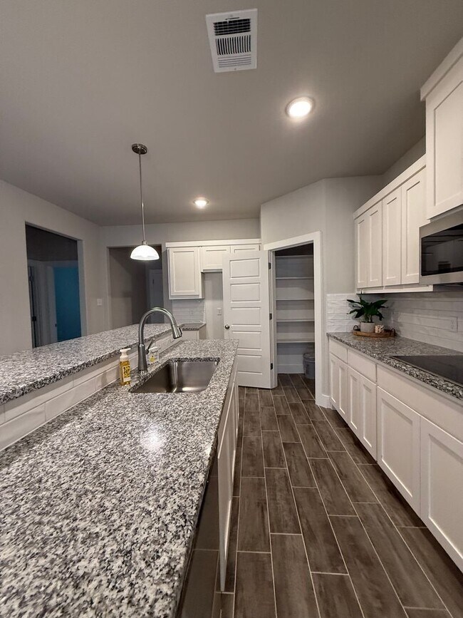 Foto del edificio - 3/2/2 Godley ISD + Pet Welcome Sprinklers - WALK IN SHOWER