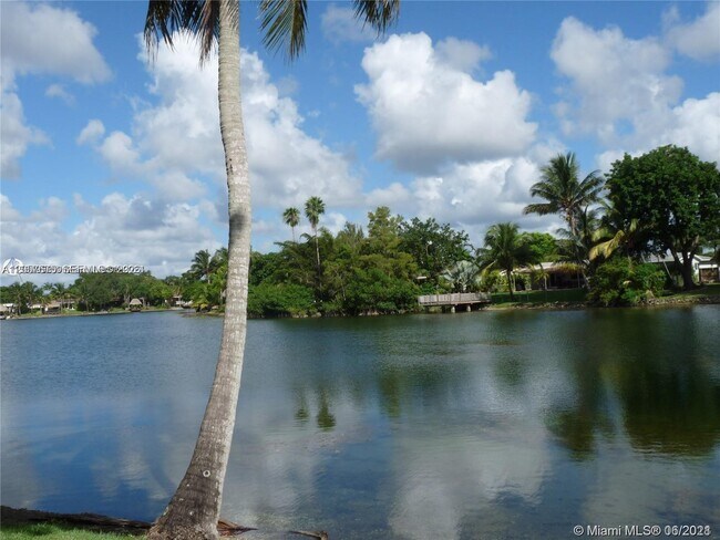 Foto del edificio - 14221 N Kendall Dr