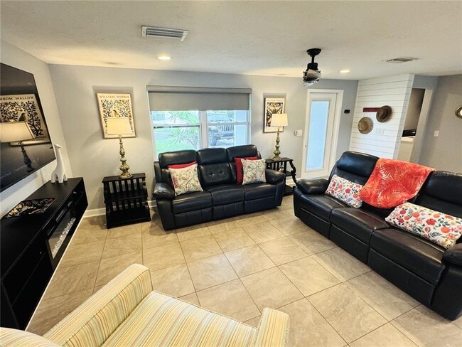 Building Photo - 6841 Roxbury Dr