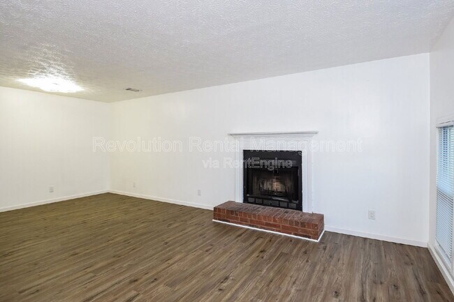 Foto del edificio - 1307 Sweet Pine Dr