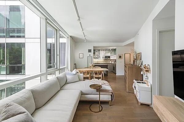 Building Photo - 200 Chambers St