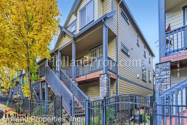 Building Photo - 4 br, 2.5 bath House - 1479 NE Alexandria Pl
