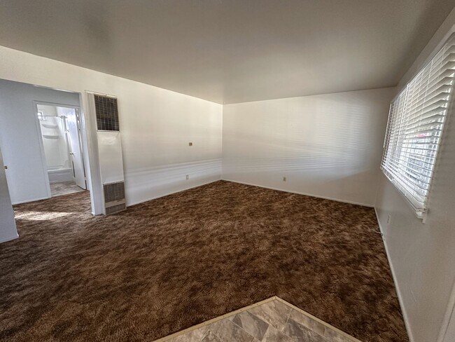 Foto del edificio - Two Bedroom, One Bath Apartment