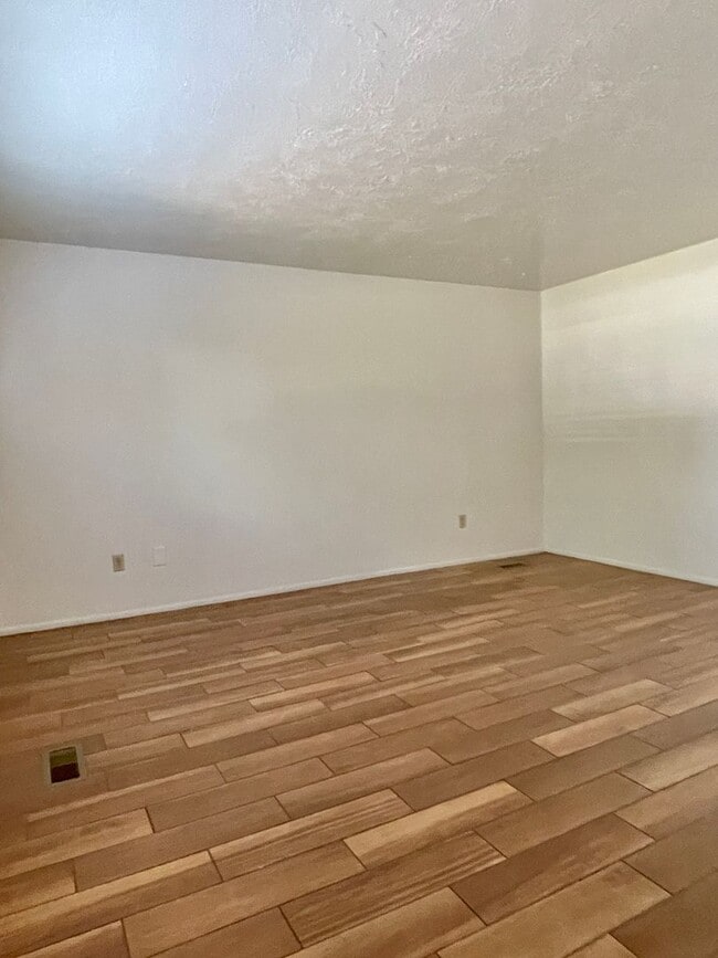 Building Photo - 210 N Pingree Ave