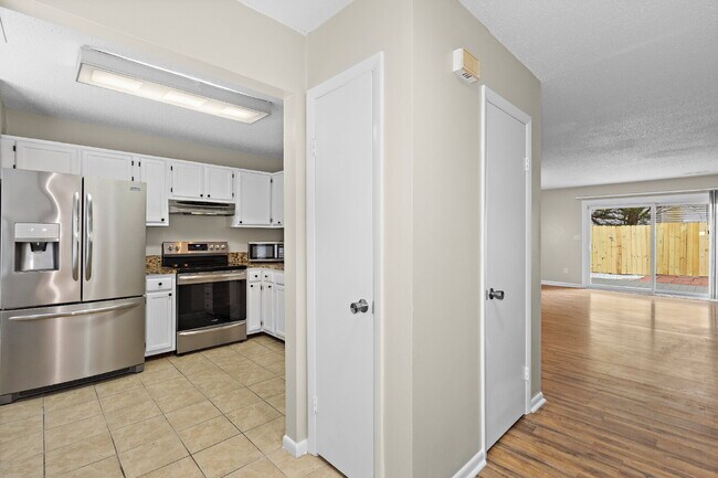 Foto del edificio - !Wow! Updated townhouse for rent Virginia Beach