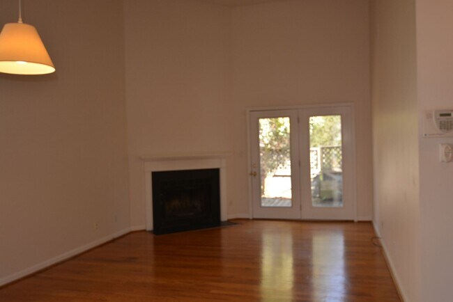 Foto del edificio - Beautiful townhouse with lakeside views, c...