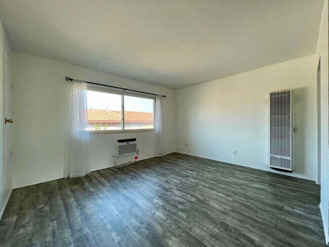 Building Photo - Gorgeous 2 Bedroom 1 Bathroom Condo in the...