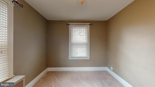 Building Photo - 121 W Elm Ave