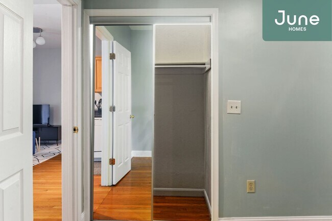 Building Photo - ROOM ONLY in 4-bed/1.0-bath Home