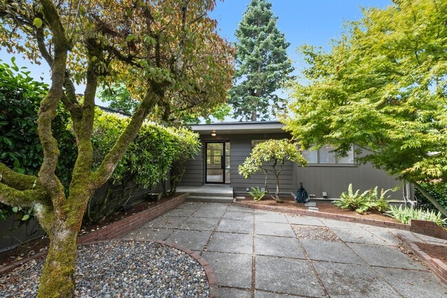 Building Photo - 3bd/2.5ba Seattle House