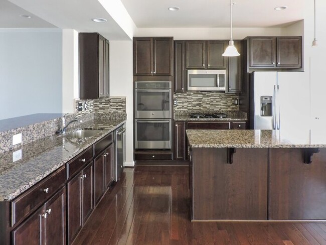 Building Photo - Pet Friendly 3 Level Inner Townhouse with ...