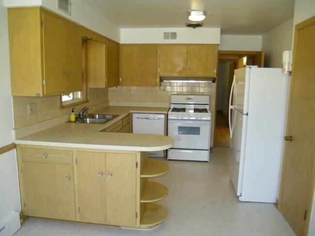 Building Photo - 7258 N Oriole Ave