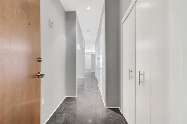 Foto del edificio - 560 Dutch Valley Rd NE