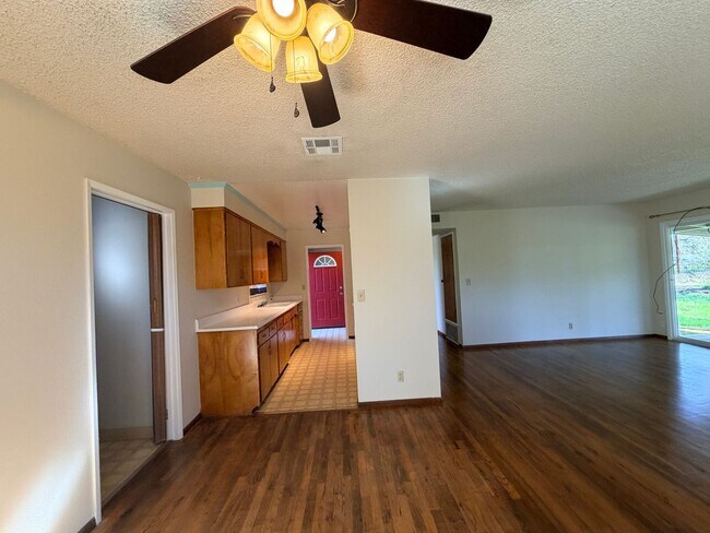 Building Photo - Just listed! Well maintained home in great location!