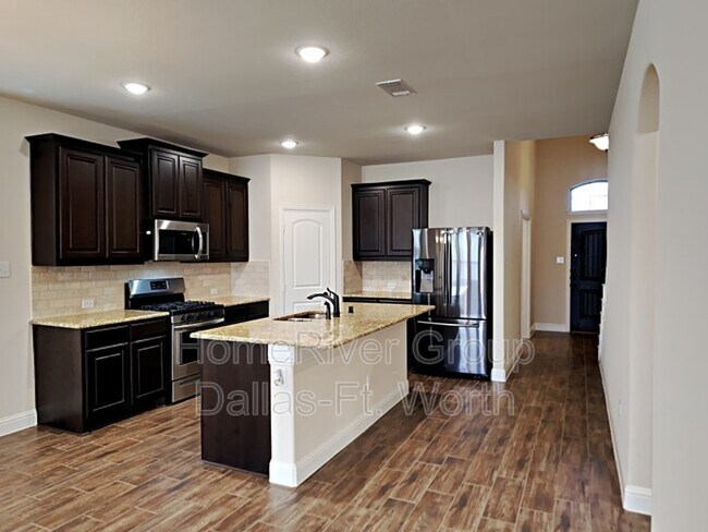 Building Photo - 607 Redwood Dr