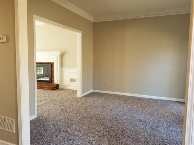 Building Photo - 2665 Stratfield Dr