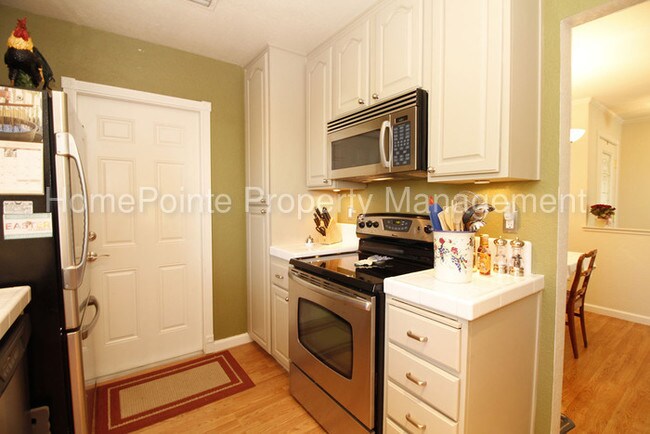 Foto del edificio - 413 Willow Creek Dr