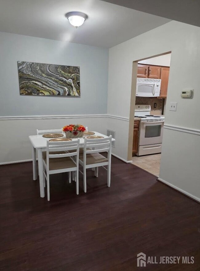 Building Photo - 90 Almond Dr