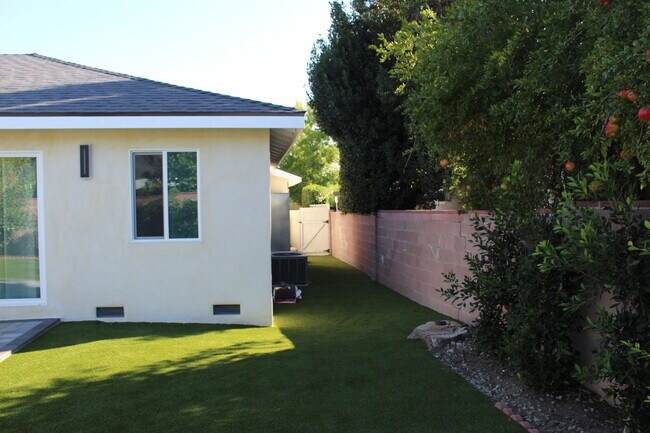 Patio interior - 20801 Bassett St