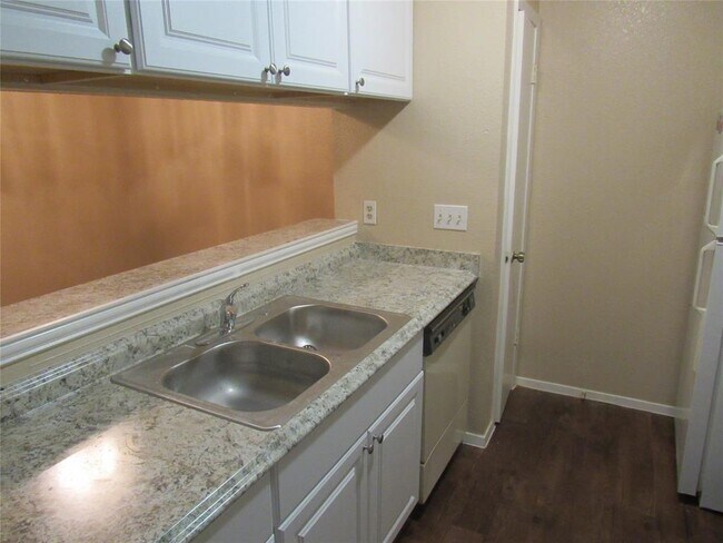 Building Photo - 2131 Andover Dr