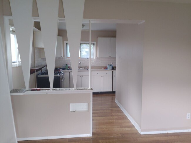 Building Photo - Charming 3 Br Home in Whitehall