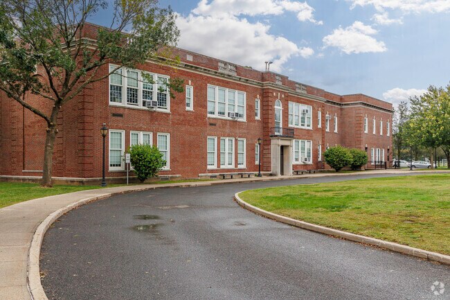 Stratford Avenue School has over 617 students in Garden City.