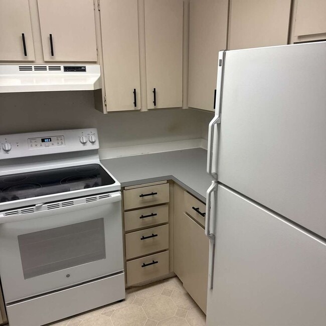 Building Photo - Ground Floor 1 Bedroom In Unit W/D Walk ou...