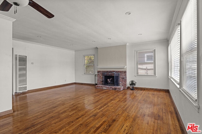 Building Photo - 2421 Cloy Ave