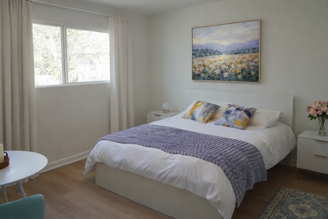 Ropa de cama nueva, colchones nuevos y aire acondicionado de pared en cada habitación. - 5860 Hazeltine Ave