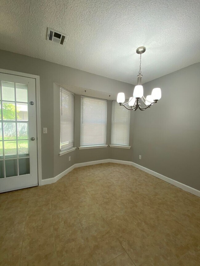 Foto del edificio - COMING SOON: 3 bedroom house with 2 baths in Broken Arrow!!