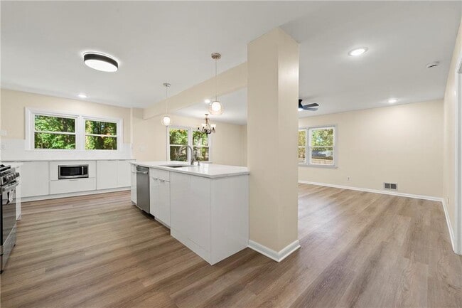 Foto del edificio - 4192 N Shallowford Rd