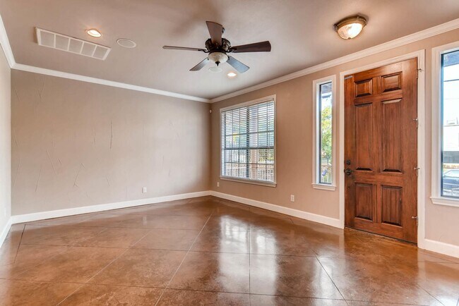 Foto del edificio - 906 Juniper St, Austin, Texas 78702