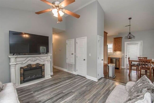 Building Photo - Cozy Home in Established Christiansburg Neighborhood