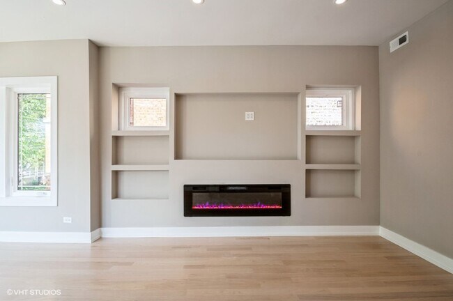 Living room - 5637 N Talman Ave
