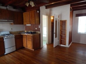 Building Photo - 1442 E 9th St