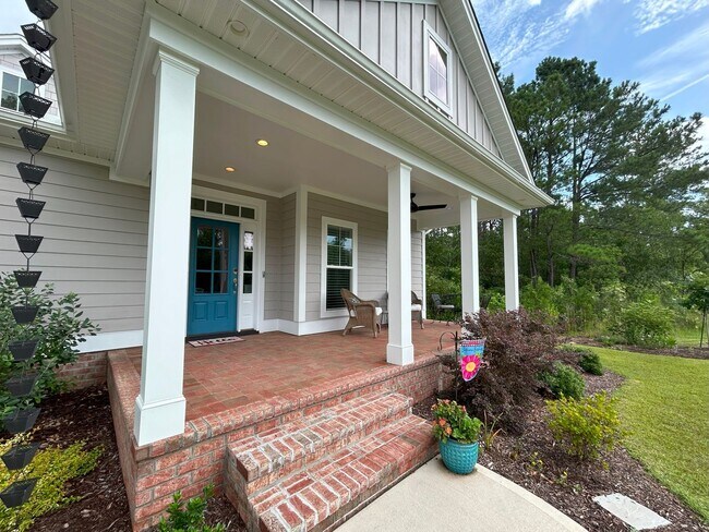 Building Photo - Beautifully appointed furnished 4 bedroom ...