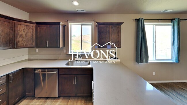 Building Photo - Beautiful 2-story home in Selah - Attached...