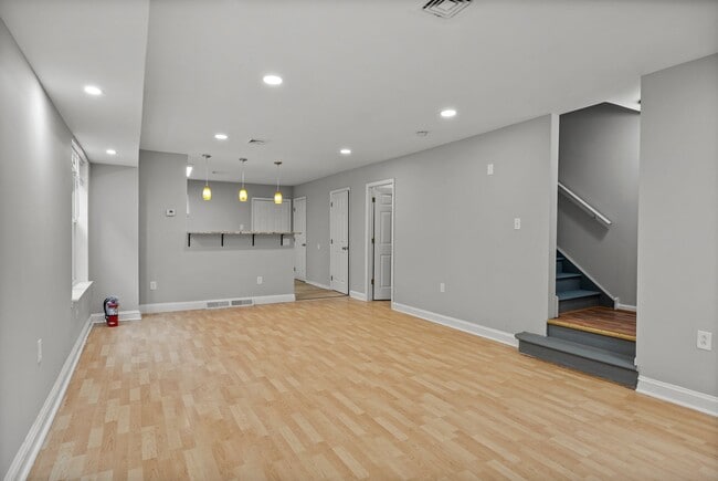 Building Photo - ???LARGE 3 BEDROOMS AND 1.5 BATH HOME LOCA...