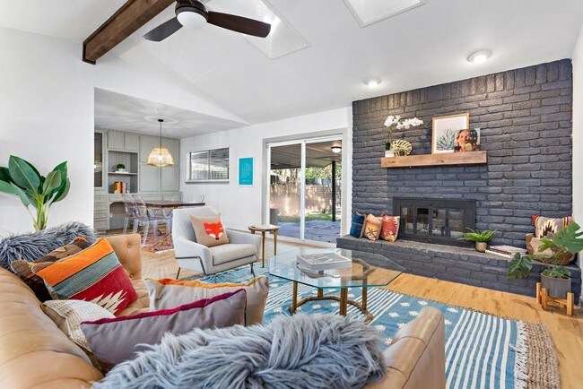 Foto del edificio - 1304 Armadillo Rd