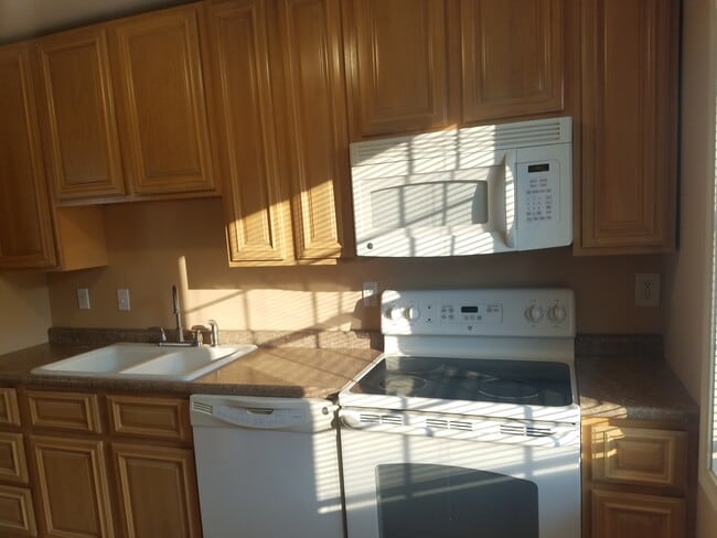 Building Photo - 496 Overdale St