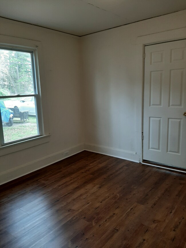 Building Photo - 905 Saluda St