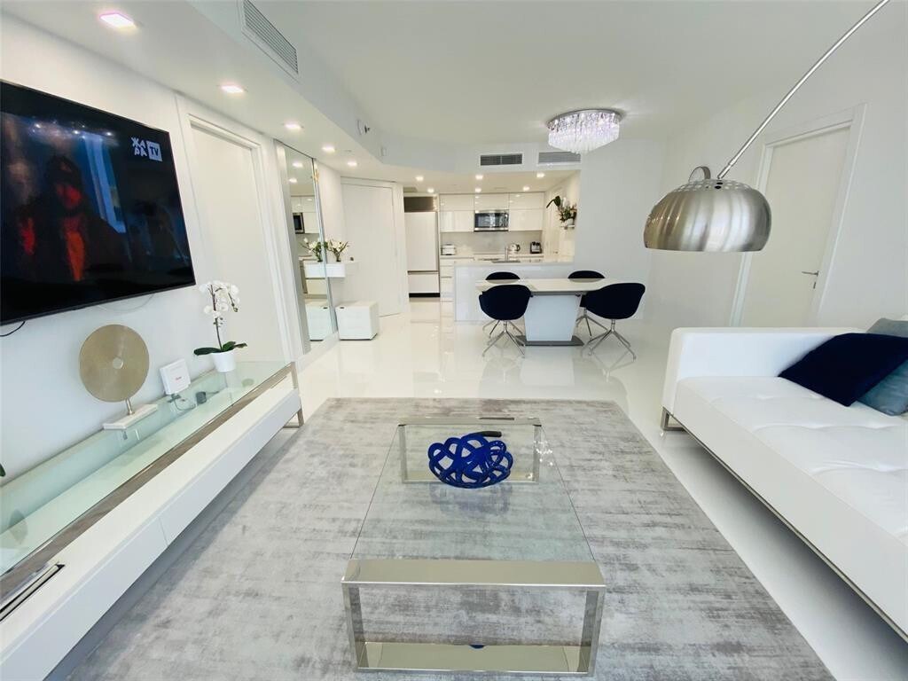 Primary Photo - 17201 Collins Ave