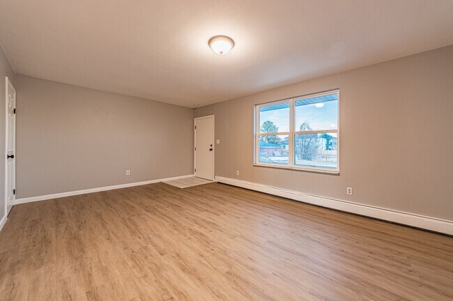 Foto del edificio - All-brick Ranch Home on spacious lot in Au...