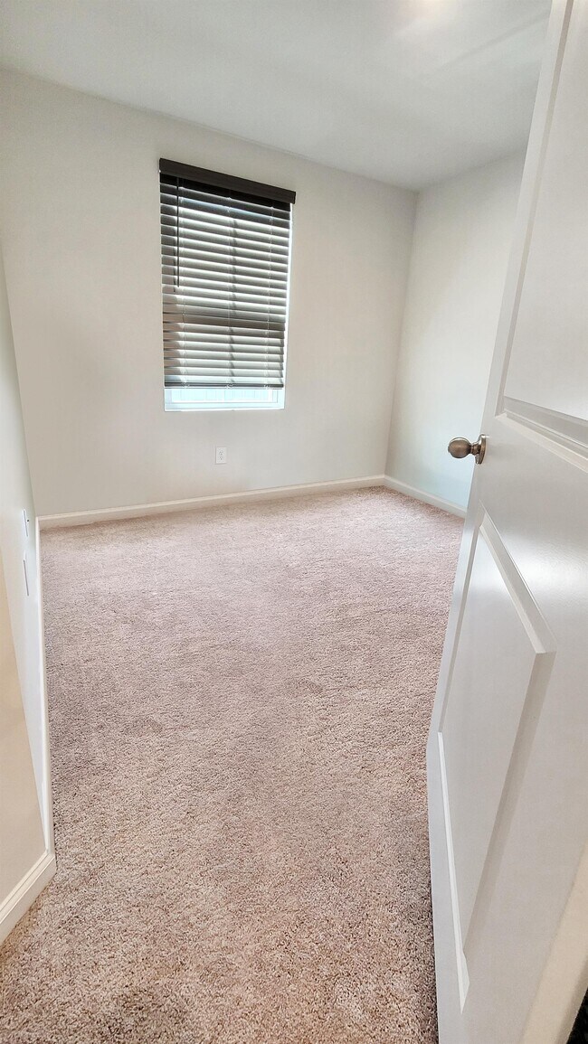 Building Photo - 145 Fernside Ct